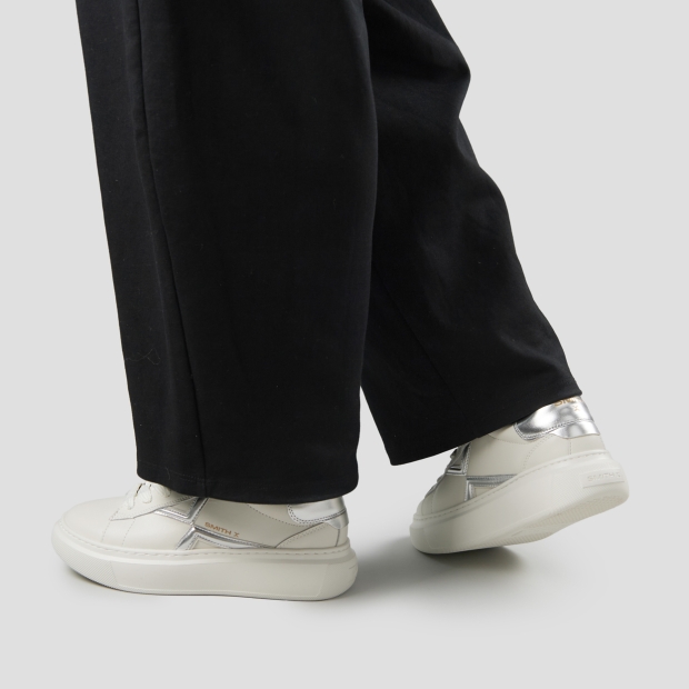 Sneakers Alexander Smith college woman in white with laminated silver logo and back - 2