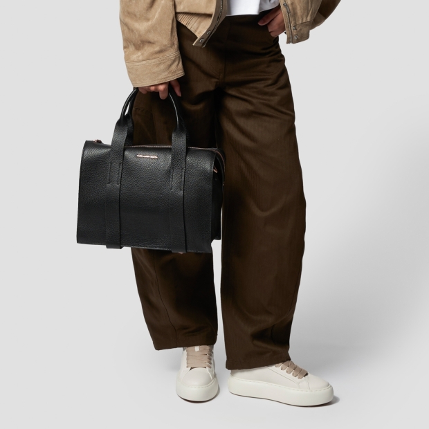 Sneakers Alexander Smith jane medium borsa a mano con tracolla in pelle bottalata nera - 2