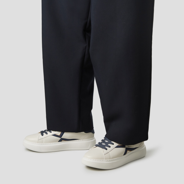 Sneakers Alexander Smith college uomo in pelle bianca, logo e tallone blu e dettagli senape - 2