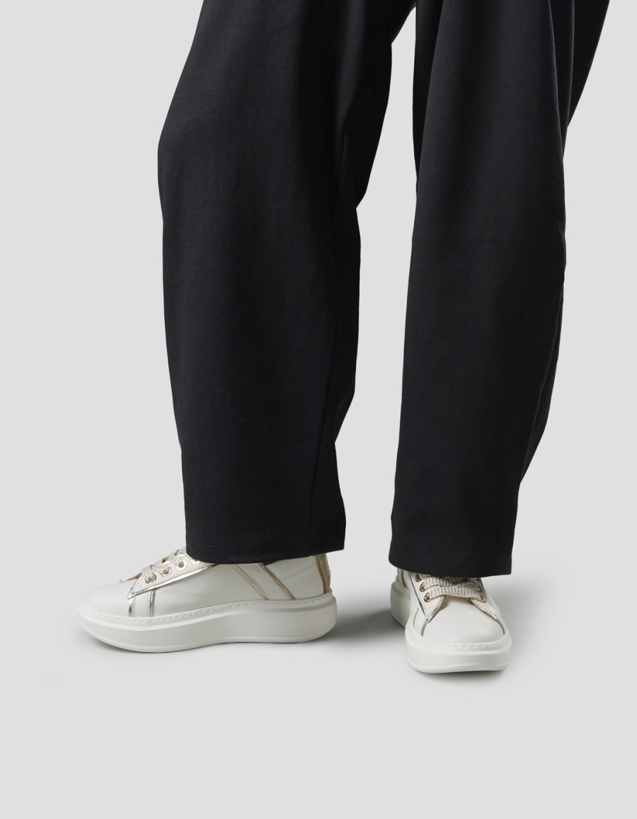 Sneakers Alexander Smith wembley donna decostruita in pelle bianca e dettagli in laminato oro - 2