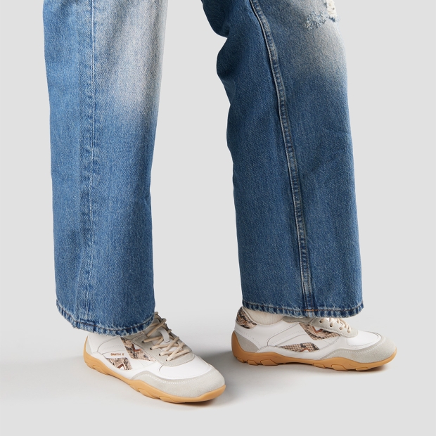 Sneakers Alexander Smith mist donna in bianco con dettagli in suede grigio, tallone e logo laterale effetto pitonato - 2