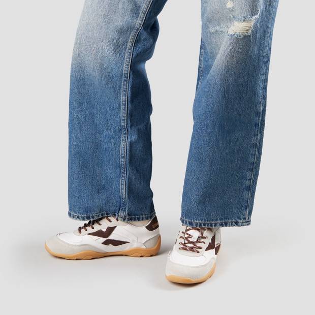 Sneakers Alexander Smith mist donna in bianco con dettagli in suede grigio, tallone e logo laterale in suede marrone - 2