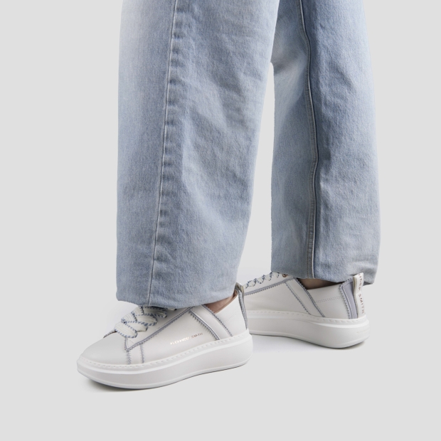 Sneakers Alexander Smith wembley donna decostruita in pelle bianca e dettagli azzurri - 2